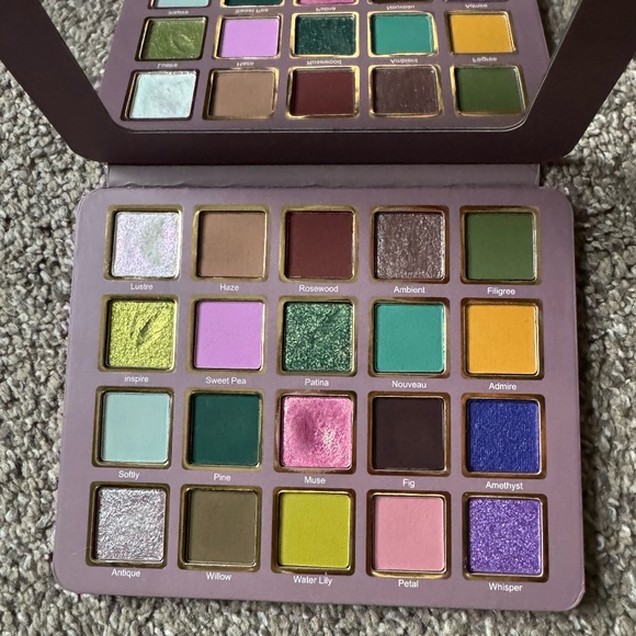 Cosmic Brushes "Muse" eyeshadow palette - Picture 1 of 12